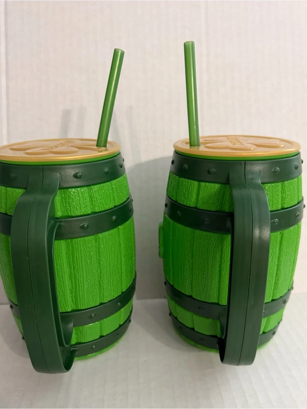 Greenbriar Int Green Barrel-Style Tumbler Mug with Straw - Shamrock Accent